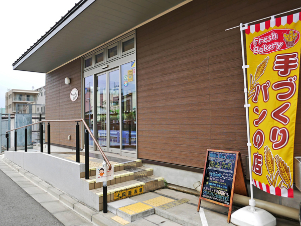 The shop is located along the tracks from Kokuryō Station, toward Shibasaki.