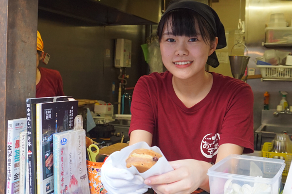 今川焼きを差し出す女性