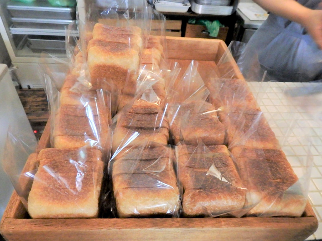 Kakushoku bread goes on sale from noon. The shop does not take reservations.