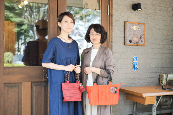 Owner Takako Kobayashi and her daughter Minako This year marks eight years since she started making bags with her fellow parents.