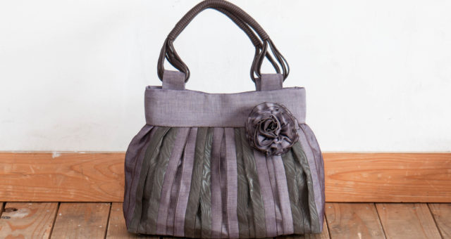 紫色の縁バッグ