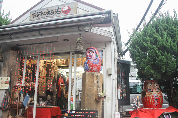 The shop also sells Chōfu Daruma (daruma figures covered in recycled fabric) and kakishibu (persimmon tannin) dyed products.